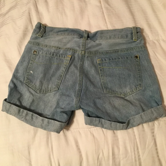 Light washed Jean Shorts - Picture 2 of 2